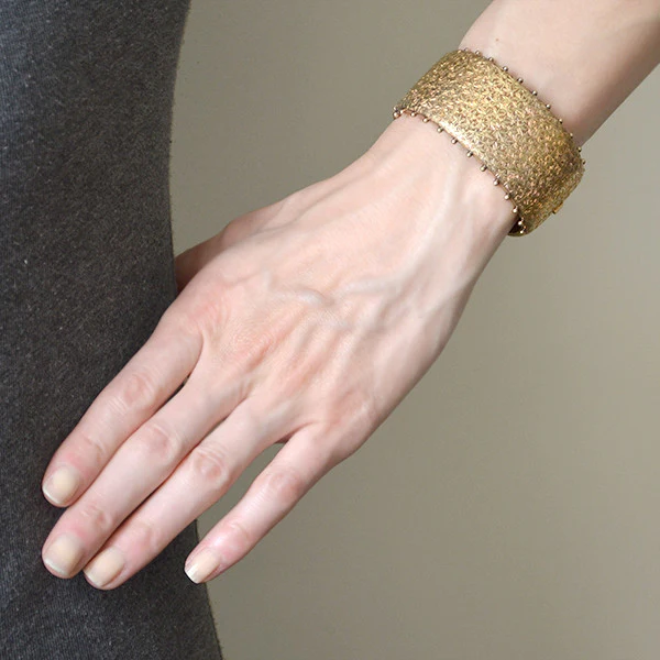 Victorian 15kt Gold Etched Hinged Bangle Bracelet - Image 7