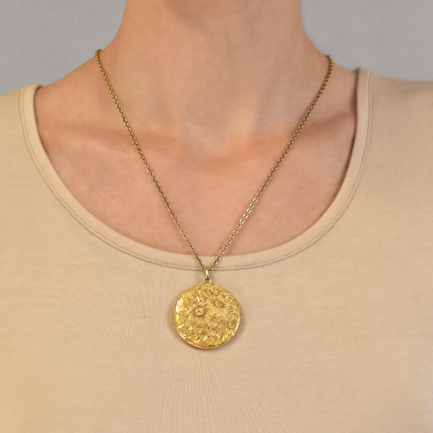 Victorian 10kt Engraved Locket with Floral Motif - Image 6