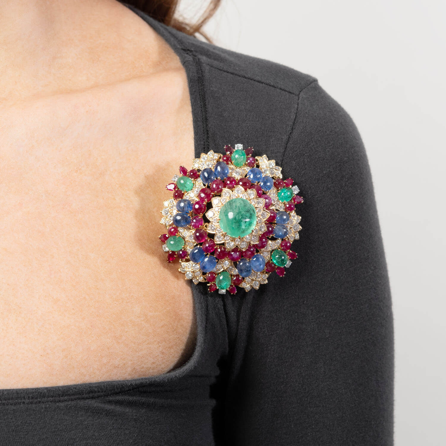 DAVID WEBB Estate 18k Emerald, Diamond, Sapphire, and Ruby Starburst Brooch - Image 5