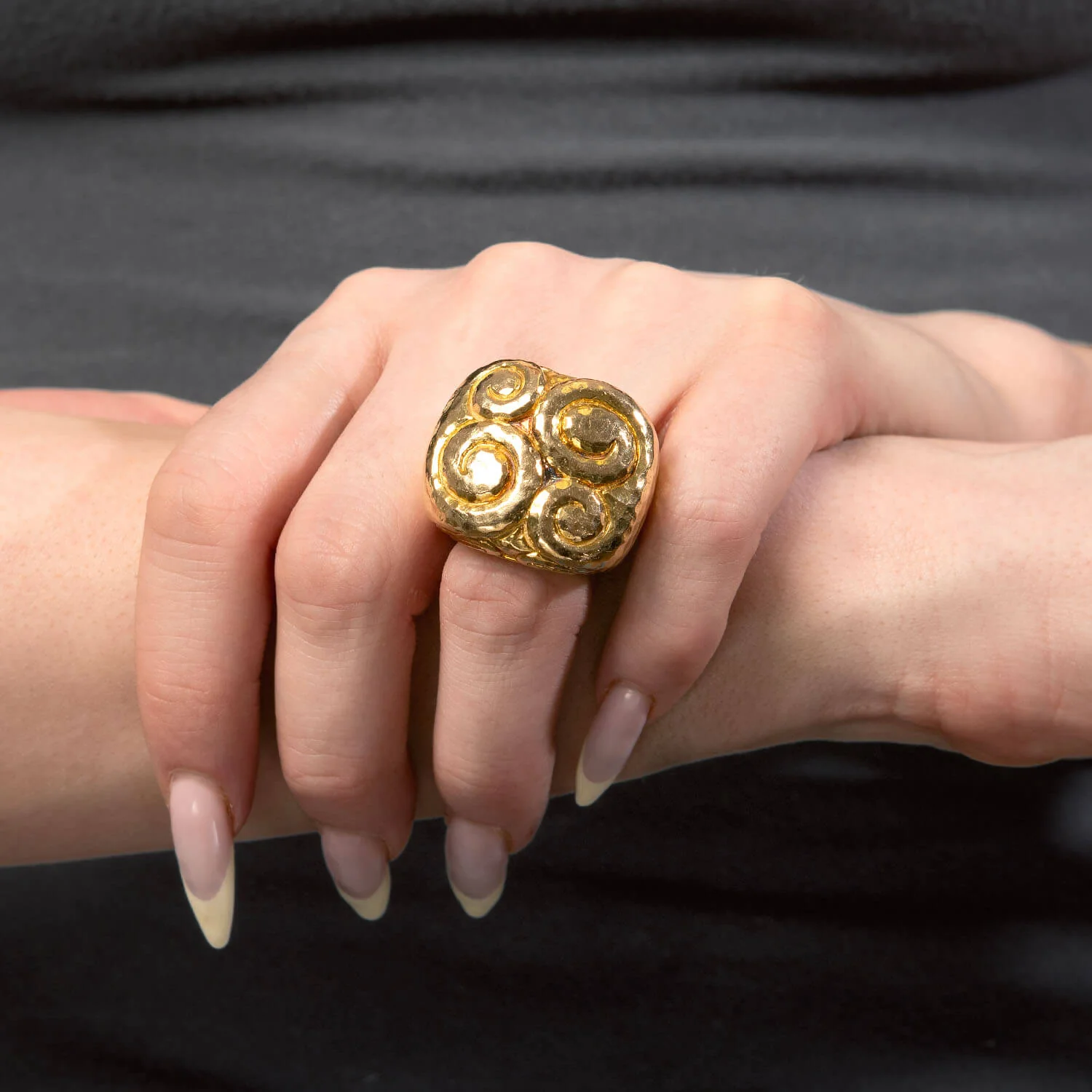 DAVID WEBB Estate 18k Hammered Gold Swirl Ring - Image 6