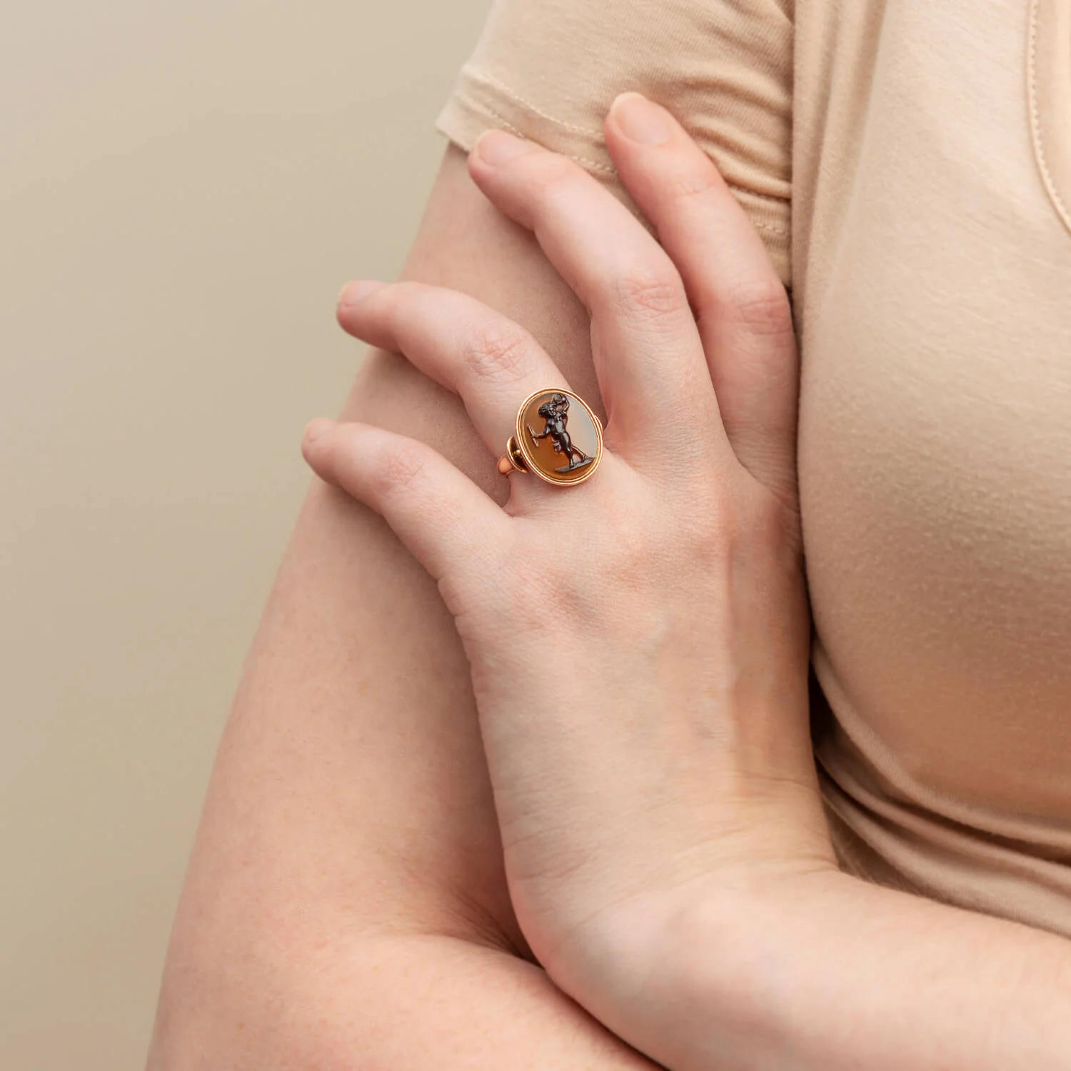 Early Victorian 15kt + Agate Hardstone Cameo Ring - Image 6