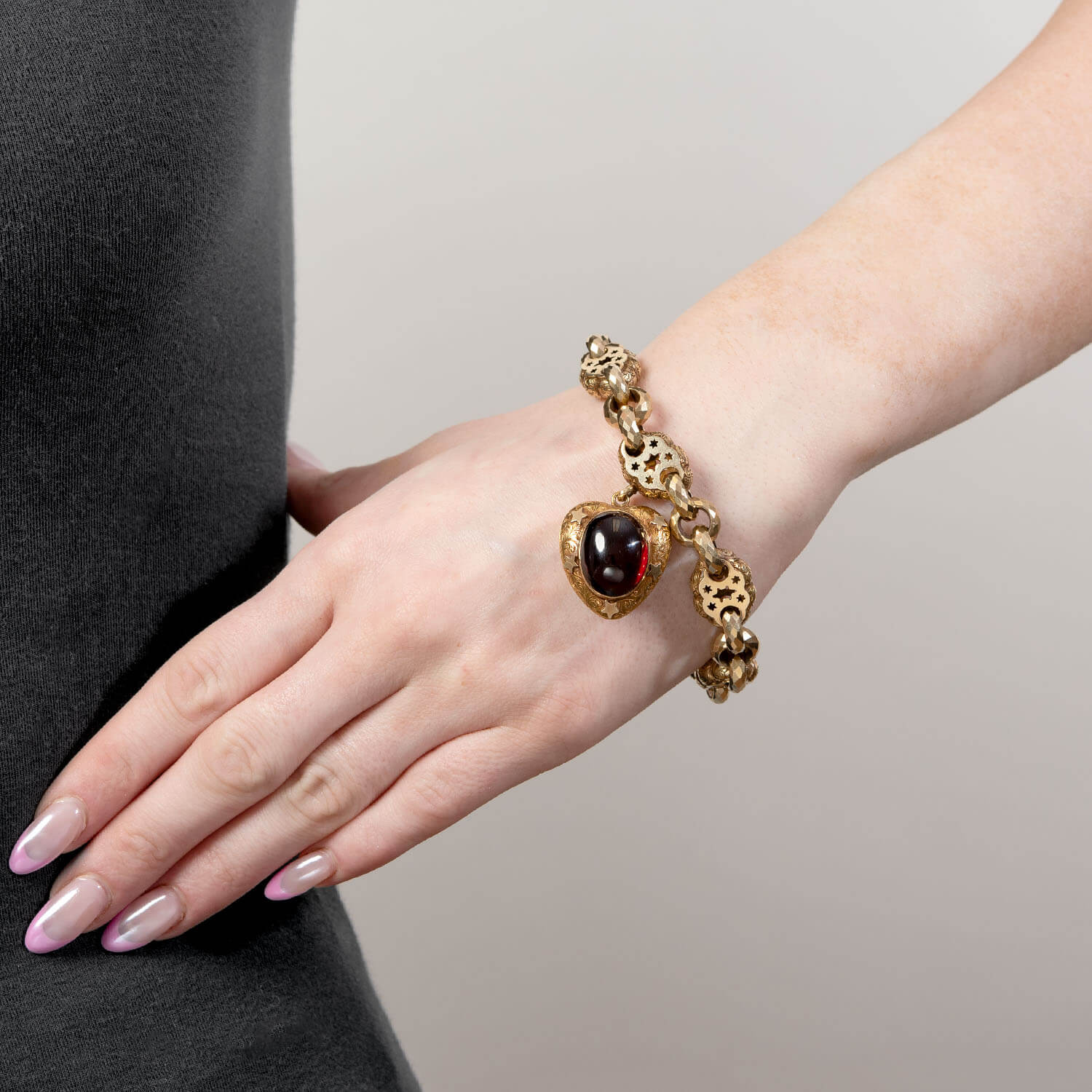 Georgian 15k Repoussé Garnet Heart-Motif Locket Bracelet - Image 6