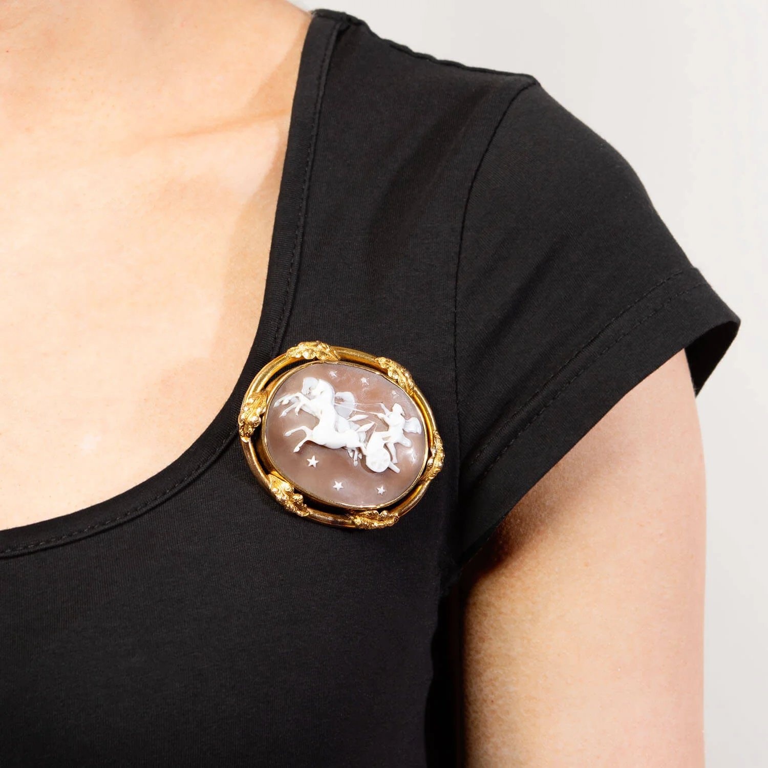 Late Victorian 14k Cameo Chariot Motif Pin - Image 4