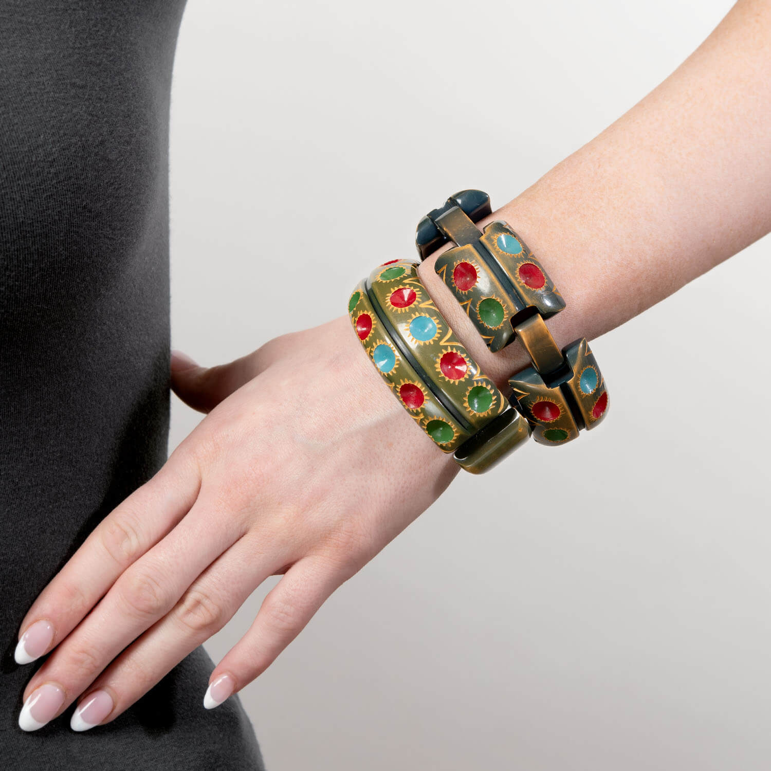 Retro Bakelite Carved Clamper and Link Bracelet Set - Image 11