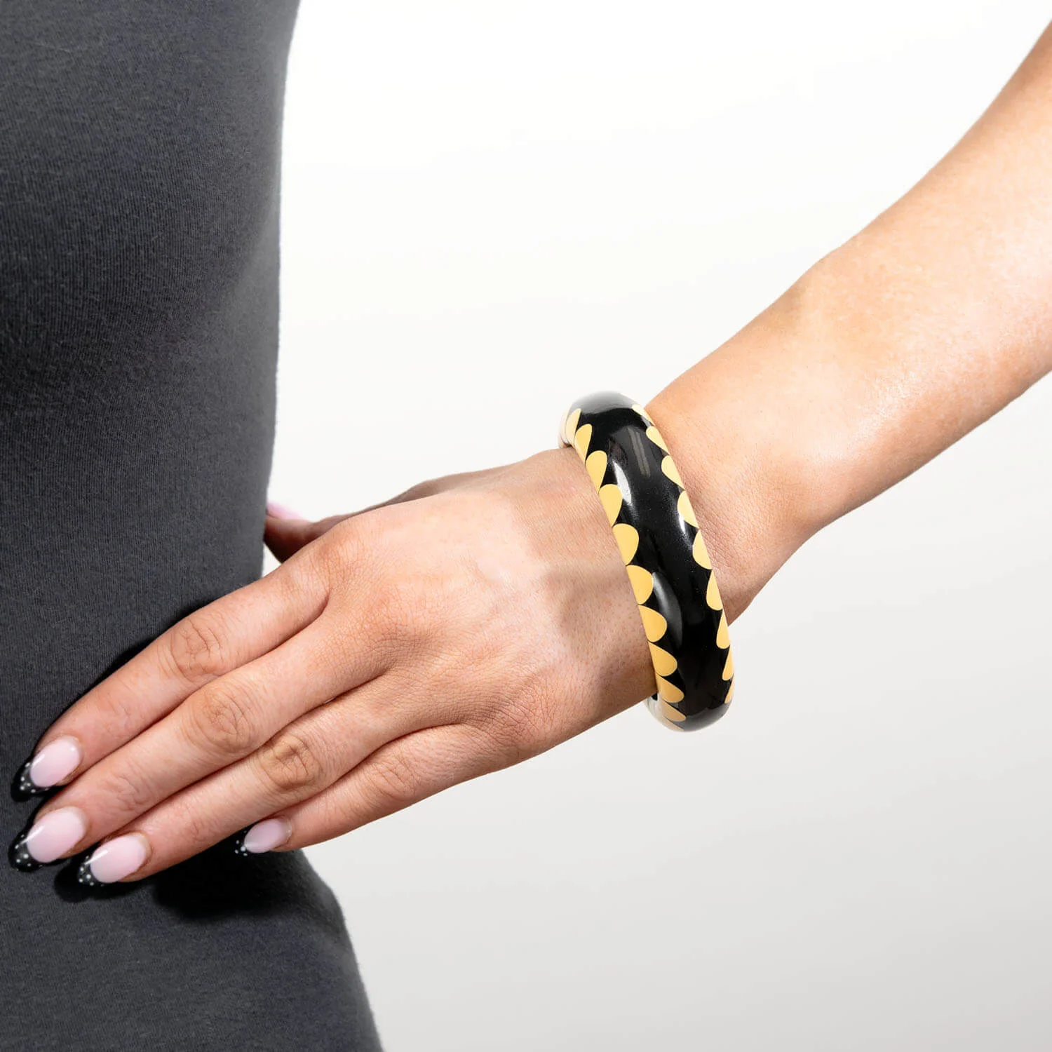 Retro Bakelite Cream Corn and Black Bangle - Image 4