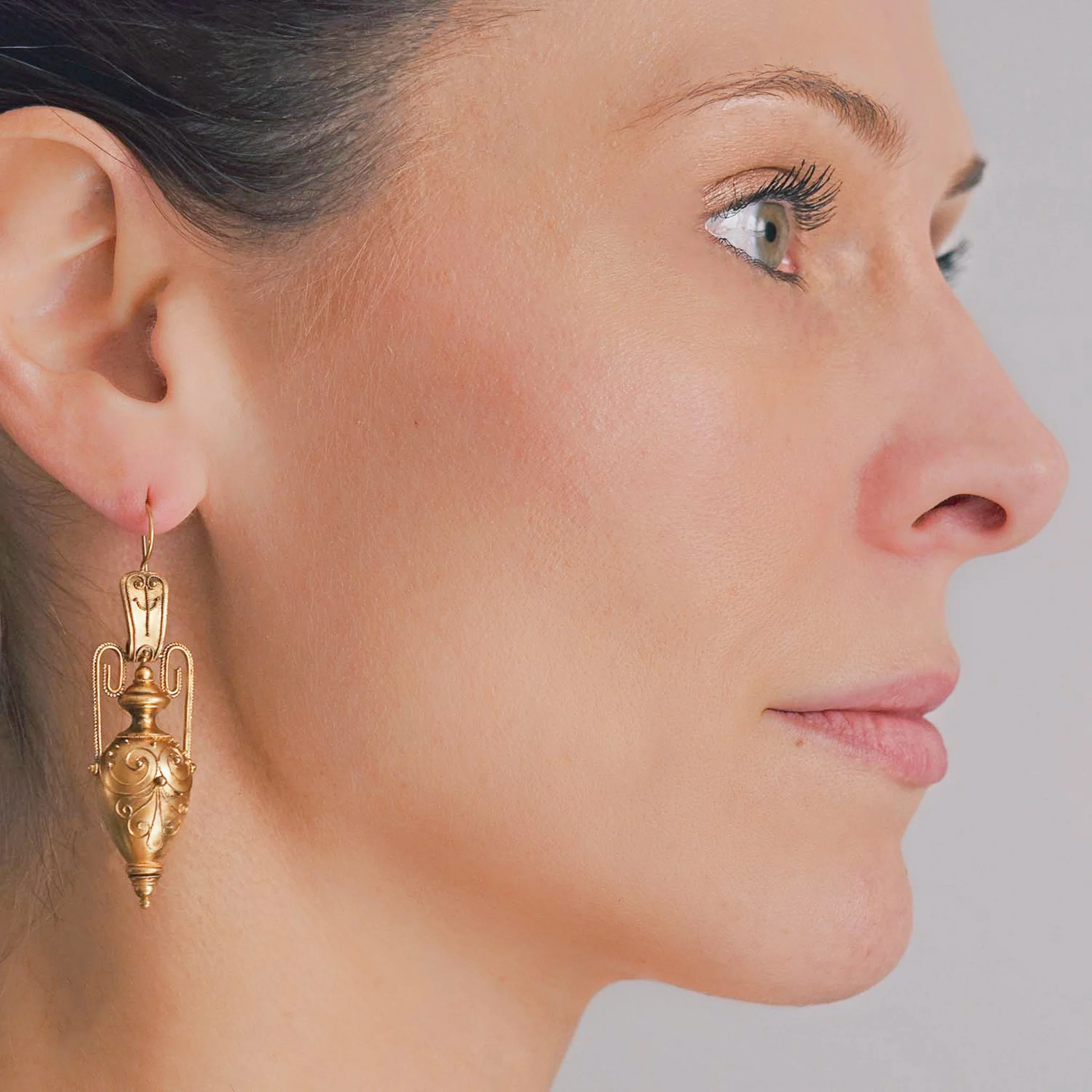 Victorian 15kt Etruscan Hanging Urn Earrings - Image 7
