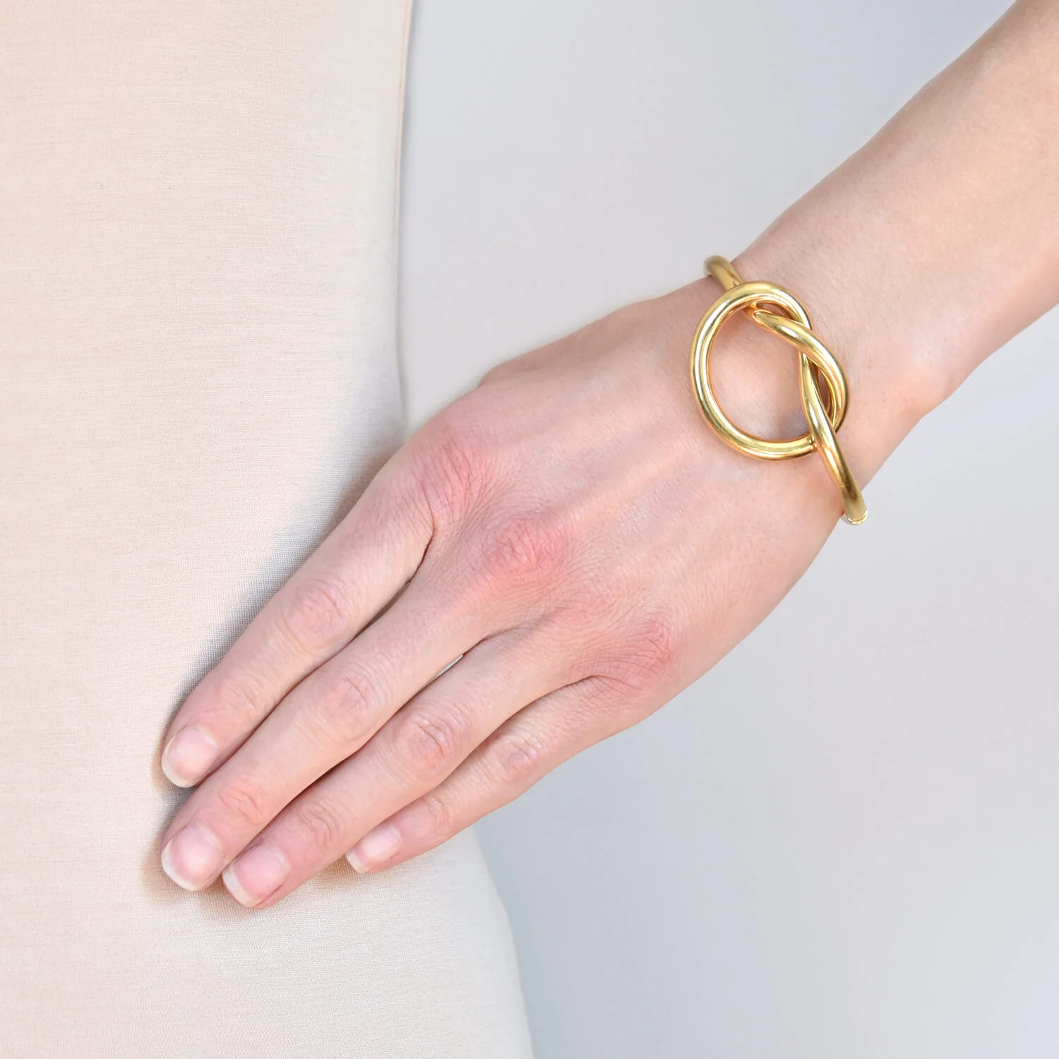Vintage 18kt Yellow Gold Love Knot Bangle Bracelet - Image 8